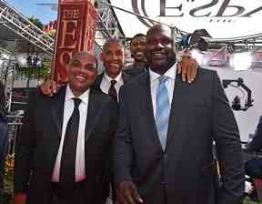 (LR) Les anciens joueurs de la NBA Charles Barkley, Reggie Miller et Shaquille O'Neal assistent à l'ESPYS 2016 au Microsoft Theatre le 13 juillet 2016 à Los Angeles, Californie.  (Photo de Kevin Winter/Getty Images)