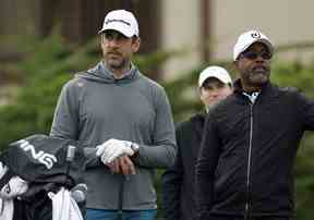 Aaron Rodgers et Darius Rucker attendent de jouer au premier trou lors du troisième tour du AT&T Pebble Beach Pro-Am à Pebble Beach Golf Links le 04 février 2023 à Pebble Beach, Californie.  (Photo de Jed Jacobsohn/Getty Images)