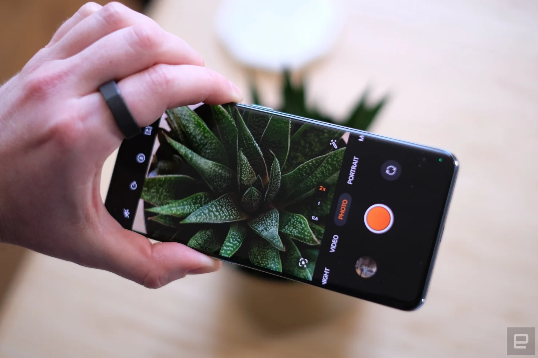 Smartphone OnePlus 11 posé sur une table en bambou.