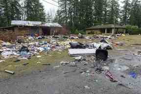 Débris et dommages à la propriété au 20256 34th Ave. à Langley.