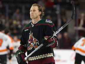 Jakob Chychrun # 6 des Coyotes de l'Arizona s'échauffe avant le match de la LNH contre les Flyers de Philadelphie au Mullett Arena le 11 décembre 2022 à Tempe, en Arizona.