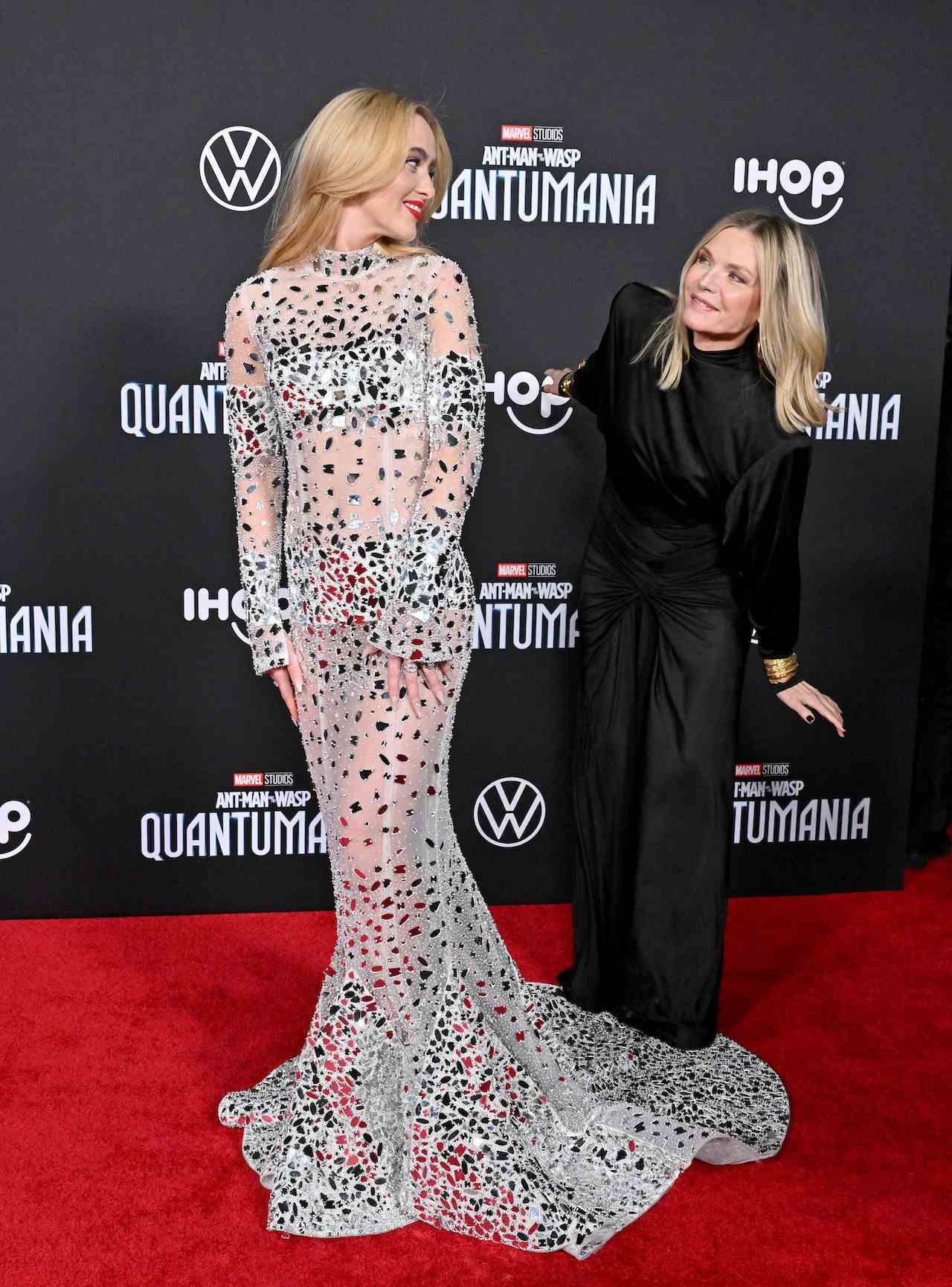 Kathryn Newton et Michelle Pfeiffer se saluent sur le tapis rouge d'Ant-Man 3