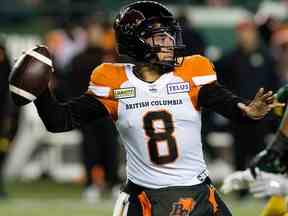 Le quart-arrière des Lions de la Colombie-Britannique, Vernon Adams Jr. (8 ans), affronte les Elks d'Edmonton lors de la première mi-temps de la LCF au Commonwealth Stadium d'Edmonton, le vendredi 21 octobre 2022.