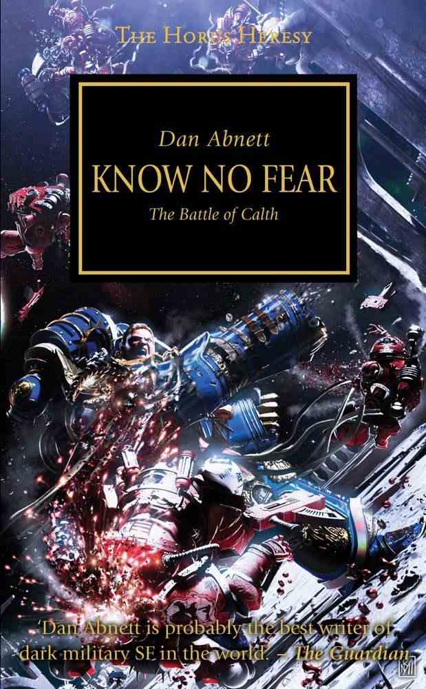 Un Ultramarine déchire un guerrier du chaos, éclaboussant de sang toute la couverture de Know No Fear.