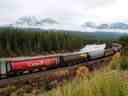 Des wagons chargés de blé canadien traversent les montagnes Rocheuses près de Banff, en Alberta.  Des rapports récents de la Compagnie des chemins de fer nationaux du Canada et du Chemin de fer Canadien Pacifique Limitée montrent que les deux sociétés ont transporté plus de 30 millions de tonnes de céréales des Prairies depuis l'été.