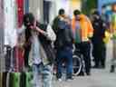 Des employés de la ville de Vancouver nettoient les trottoirs du Downtown Eastside avec une escorte policière à Vancouver, en Colombie-Britannique, le 19 juin 2022. (NICK PROCAYLO/PNG) 