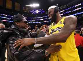 LeBron James # 6 des Lakers de Los Angeles célèbre avec le musicien Usher à la fin du match après avoir dépassé Kareem Abdul-Jabbar pour devenir le meilleur buteur de tous les temps de la NBA, dépassant le total de carrière d'Abdul-Jabbar de 38 387 points contre le Thunder d'Oklahoma City à Crypto.com Arena le 07 février 2023 à Los Angeles, Californie.  (Photo de Harry How/Getty Images)