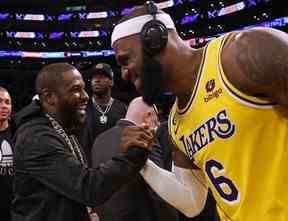 LeBron James # 6 des Lakers de Los Angeles célèbre avec le boxeur Floyd Mayweather Jr. à la fin du match après avoir dépassé Kareem Abdul-Jabbar pour devenir le meilleur buteur de tous les temps de la NBA, dépassant le total de carrière d'Abdul-Jabbar de 38 387 points contre l'Oklahoma City Thunder à Crypto.com Arena le 07 février 2023 à Los Angeles, Californie.  (Photo de Harry How/Getty Images)