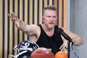 L'ancien joueur et animateur de la NFL Pat McAfee s'exprime à la radio avant le Super Bowl LVII au Phoenix Convention Center le 9 février 2023 à Glendale, en Arizona.