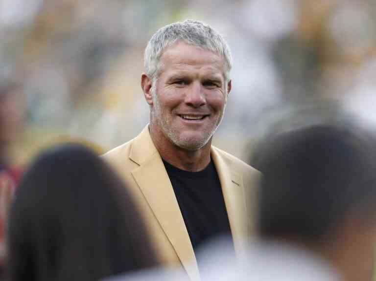 Brett Favre poursuit Shannon Sharpe et Pat McAfee pour diffamation suite à des commentaires sur le scandale de l’aide sociale