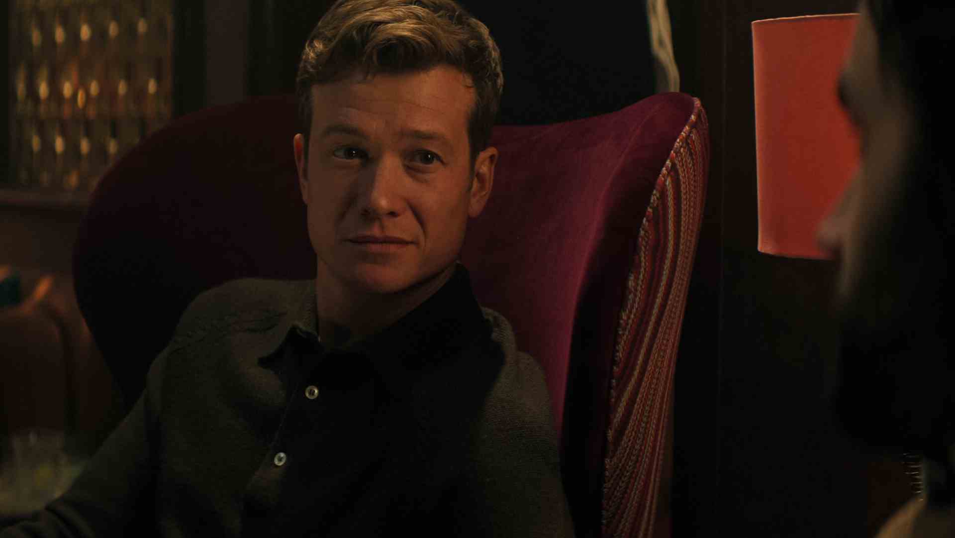 Ed Speleers dans le rôle de Rhys Montrose dans You saison 4