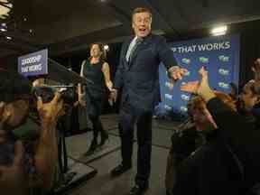 Le maire de Toronto, John Tory, accompagné de son épouse Barbara Hackett, célèbre sa victoire électorale à l'hôtel Sheraton Centre Toronto à Toronto, en Ontario.  à Toronto, Ont.  le lundi 22 octobre 2018. Ernest Doroszuk/Toronto Sun/Postmedia