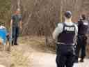 Un demandeur d'asile entre au Canada depuis la frontière américaine près d'un point de contrôle sur le chemin Roxham près de Hemmingford, au Québec, le 24 avril 2022.