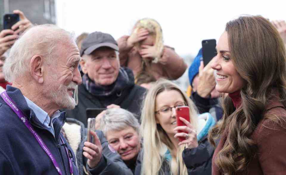 britains catherine, princesse de galles r réagit alors qu'elle retrouve un ancien professeur à elle après la visite du musée maritime national de cornouailles le 9 février 2023 à falmouth, angleterre photo de chris jackson pool afp photo de chris jacksonpoolafp via getty images