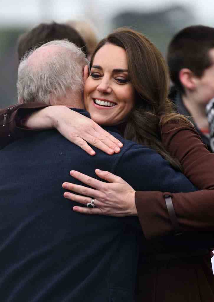 falmouth, angleterre 09 février catherine, la princesse de galles embrasse son ancien professeur jim embury lors d'une visite au musée maritime national de cornouailles avec le prince william, prince de galles le 09 février 2023 à falmouth, angleterre leurs altesses royales visitent cornouailles pour le première fois depuis qu'il est devenu duc et duchesse de cornouailles photo de karwai tangwireimage