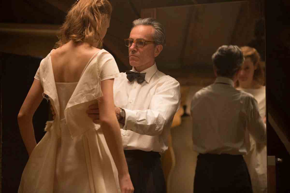 Reyolds Woodcock (Daniel Day-Lewis) dimensionnant une robe sur Alma (Vicky Krieps) dans Phantom Thread.