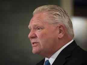 Le premier ministre de l'Ontario, Doug Ford, répond aux questions à la suite d'une conférence de presse dans une pharmacie Shoppers Drug Mart à Etobicoke, en Ontario, le mercredi 11 janvier 2023. Le premier ministre de l'Ontario, Doug Ford, dit qu'il a été autorisé par le commissaire à l'intégrité de la province qui n'a trouvé aucun acte répréhensible après la présence des développeurs l'enterrement de vie de garçon et de biche de sa fille l'été dernier.