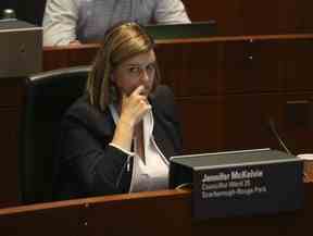 Jennifer McKelvie, membre du conseil municipal de Toronto, du quartier 25 Scarborough Rouge, écoute les questions à la salle du conseil de l'hôtel de ville de Toronto le mardi 19 juillet 2022.