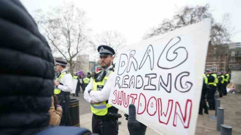 Arrestation au milieu d’une manifestation devant l’événement pour enfants drag queen à la Tate Britain