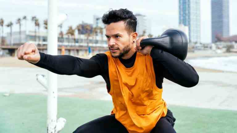 Comment bien tenir un kettlebell : 5 prises à maîtriser dès maintenant