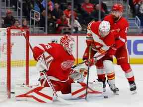 Le gardien de but des Red Wings de Détroit Ville Husso fait l'arrêt sur l'attaquant des Flames de Calgary Blake Coleman (20 ans) au Little Caesars Arena de Détroit le jeudi 9 février 2023.