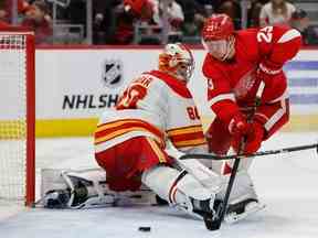 Le gardien des Flames de Calgary Dan Vladar (fait l'arrêt sur l'attaquant des Red Wings de Detroit Lucas Raymond au Little Caesars Arena de Detroit le jeudi 9 février 2023.