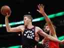 Jakob Poeltl des Raptors de Toronto bondit pour dépasser Denzel Valentine et Robin Lopez des Chicago Bulls au United Center le 3 janvier 2018 à Chicago, Illinois.  