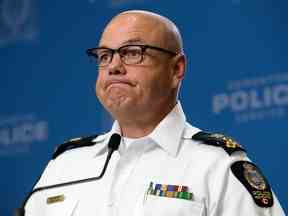 Le chef de la police d'Edmonton, Dale McFee, lors d'une conférence de presse le 4 août 2022. McFee a cherché à renvoyer Paul Kelly, un officier qui n'a pas réussi à localiser un corps lors d'une perquisition sur une scène de crime en 2017, mais une audience disciplinaire a déterminé que Kelly devait être rétrogradé à la place.