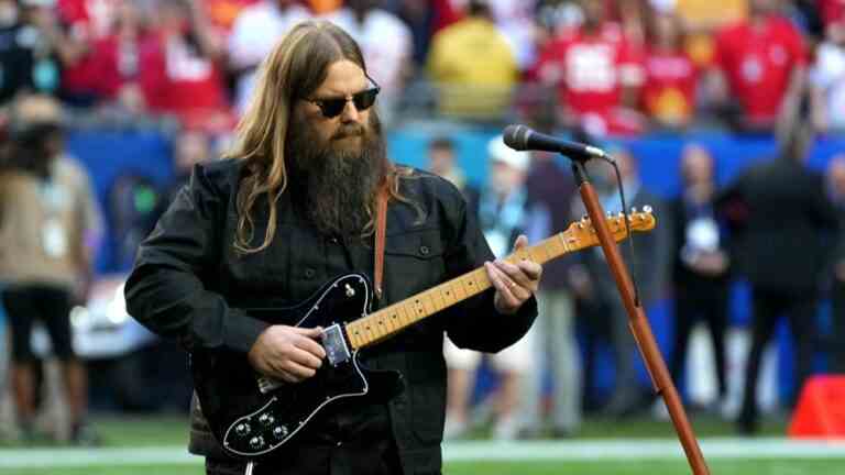 La performance soul et blues de l'hymne national de Chris Stapleton fait pleurer les joueurs sur le terrain
	
	
