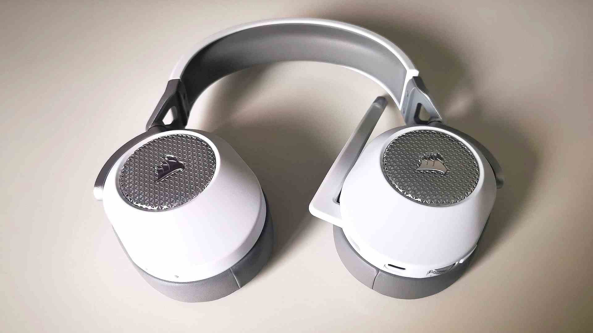 Corsair HS65 Wireless review : casque posé sur une surface blanche 