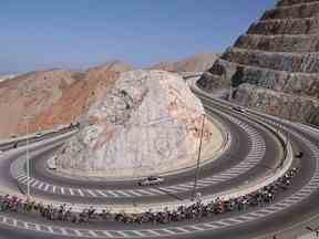 Ça fait mal au cerveau si vous regardez cette photo trop longtemps, mais c'est un sacré coup.  Vendredi, les cyclistes serpentent le long du parcours de la Muscat Classic, une course cycliste dans l'État d'Oman.  C'est probablement beaucoup plus amusant en descendant.  Thomas Samson/AFP