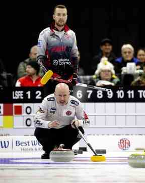 Kevin Koe (en bas) a devancé Brendan Bottcher (en haut) pour le championnat de curling masculin de l'Alberta.