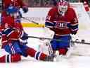 Le défenseur des Canadiens Mike Matheson (8) grimace en déviant un tir avec sa jambe alors que le gardien de but des Canadiens Jake Allen regarde contre les Oilers d'Edmonton au Centre Bell le dimanche 12 février 2023.