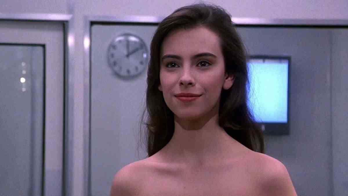 Mathilda May sourit en apparaissant nue dans Lifeforce