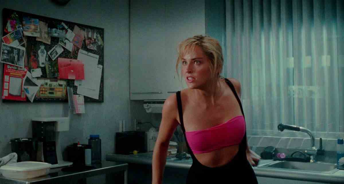 Sharon Stone a l'air en colère dans un haut rose et un justaucorps dans Total Recall