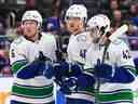 Le centre des Canucks de Vancouver Elias Pettersson (40) célèbre son but l'aile droite Brock Boeser (6) et le défenseur Quinn Hughes (43) au cours de la troisième période à l'UBS Arena le 9 février 2023. Dennis Schneidler-USA TODAY Sports