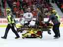 Le gardien de but des Sénateurs d'Ottawa Anton Forsberg (31 ans) est sorti de la glace par le personnel médical après avoir été blessé lors d'un match de troisième période dans la LNH contre les Oilers d'Edmonton au Centre Canadian Tire le samedi 11 février 2023.