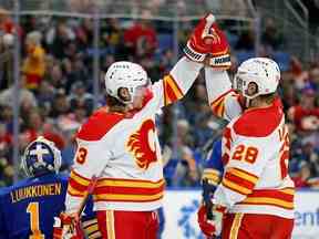 L'ailier droit des Flames de Calgary Tyler Toffoli (73) célèbre son but avec le centre Elias Lindholm (28) lors de la troisième période contre les Sabres de Buffalo au KeyBank Center de Buffalo, New York, le 11 février 2023.