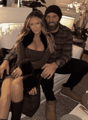 Paulina Gretzky et son mari Dustin Johnson sont vus sur une photo publiée sur son histoire Instagram le 10 février 2023.