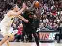 L'attaquant des Raptors de Toronto Pascal Siakam (43 ans) se dirige vers le panier tandis que l'attaquant des Utah Jazz Kelly Olynyk (41 ans) tente de se défendre au cours du deuxième quart à la Scotiabank Arena.