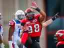 Le joueur de ligne défensive des Stampeders de Calgary James Vaughters célèbre après un sac contre le quart-arrière des Alouettes de Montréal Matthew Shiltz au stade McMahon de Calgary le 21 juillet 2018.