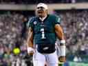 Jalen Hurts des Eagles de Philadelphie réagit avant un match contre les Giants de New York lors du match éliminatoire de la division NFC au Lincoln Financial Field le 21 janvier 2023 à Philadelphie, Pennsylvanie. 