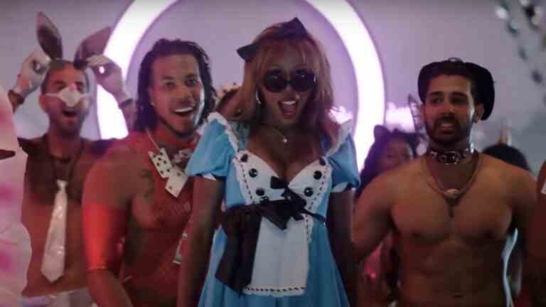  Voir "Êtes-vous le seul ?"  Cast Get Rowdy à Wonderland Party dans l'épisode 6 Sneak Peek (VIDEO)
