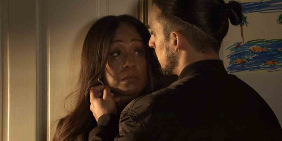 Denise d'EastEnders partage un baiser choc de la Saint-Valentin avec Ravi

