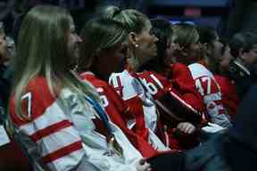 Des membres des équipes médaillées d'or des championnats féminins du Canada étaient présents à titre de porteurs honoraires du cercueil.  JACK BOLAND/SOLEIL DE TORONTO