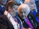 Le maire John Tory et Hazel McCallion assistent au service de célébration de la vie de Johnny Bower à l'ACC à Toronto le mercredi 3 janvier 2018.