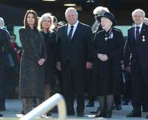 Le cercueil quitte les funérailles de l'ancienne mairesse de Mississauga, Hazel McCallion, tenues au Paramount Centre.  Karla Ford, Bonnie Crombie, mairesse de Mississauga, Doug Ford, premier ministre de l'Ontario, et lieutenant-gouverneur.  Elizabeth Dowdeswell sur le perron après la cérémonie du mardi 14 février 2023. JACK BOLAND/TORONTO SUN