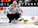 Le capitaine Kevin Koe regarde un tir lors de la finale du championnat provincial de curling masculin contre Brendan Bottcher au River Cree Resort and Casino le dimanche 12 février 2023. 