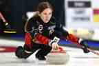 Hier, la capitaine Kaitlyn Lawes a livré une pierre lors du championnat du Tournoi des cœurs Scotties à l'aréna d'East St. Paul.