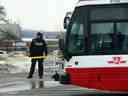 La police de Toronto enquête sur un incident au couteau à bord d'un autobus de la TTC en février 2022.